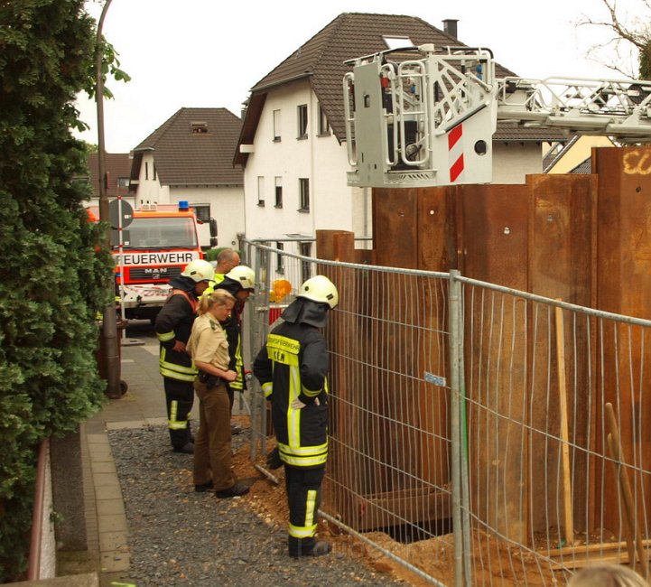 Hilfe Person in Baugrube gestuerzt Koeln Brueck Koenigsforststr P051.JPG